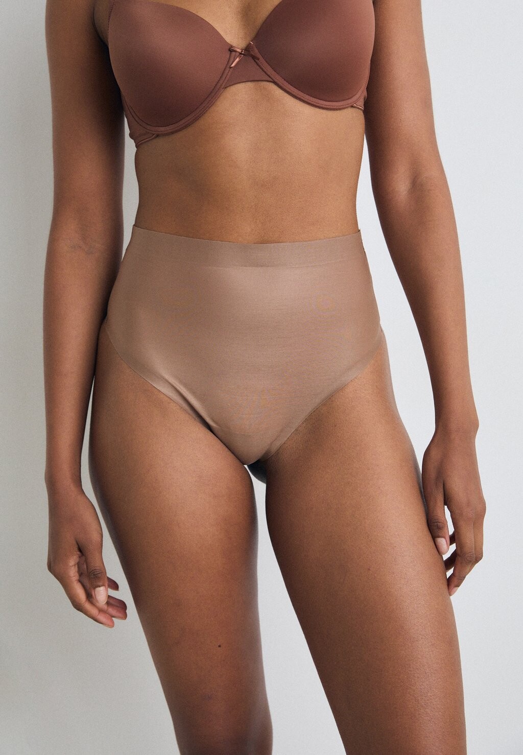 Корректирующее белье SHEER POWER THONG Spanx, бежевый
Корректирующее белье SHEER POWER THONG Spanx, бежевый
