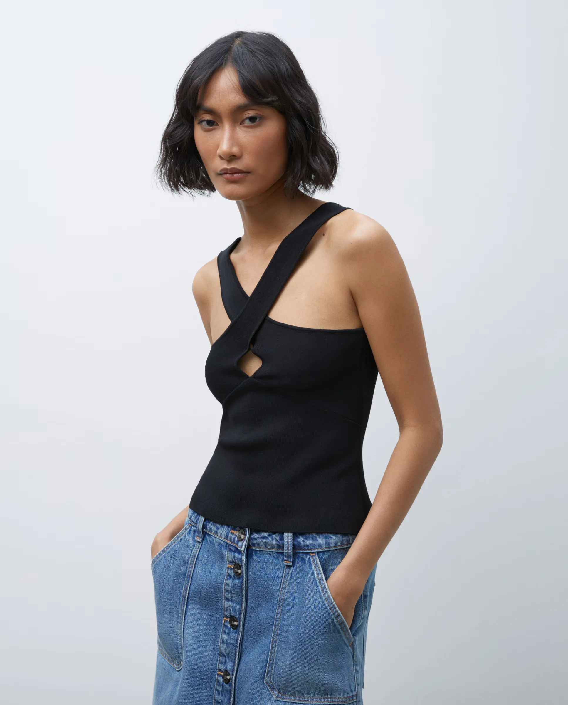 Женский топ с перекрещивающимся вырезом халтер Tintoretto, черный
Женский топ с перекрещивающимся вырезом халтер Tintoretto, черный