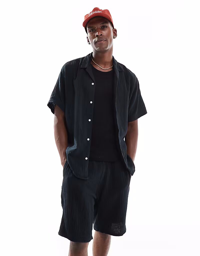 Рубашка Jack & Jones с текстурным воротником Revere и шорты черного цвета
Рубашка Jack & Jones с текстурным воротником Revere и шорты черного цвета