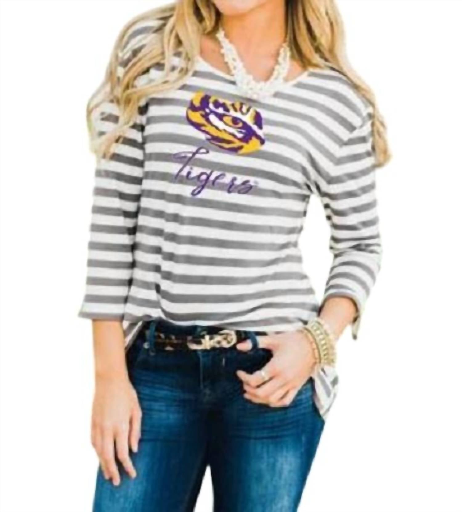 Топ Lsu Stay A While в белом/сером цвете Gameday Couture
Топ Lsu Stay A While в белом/сером цвете Gameday Couture