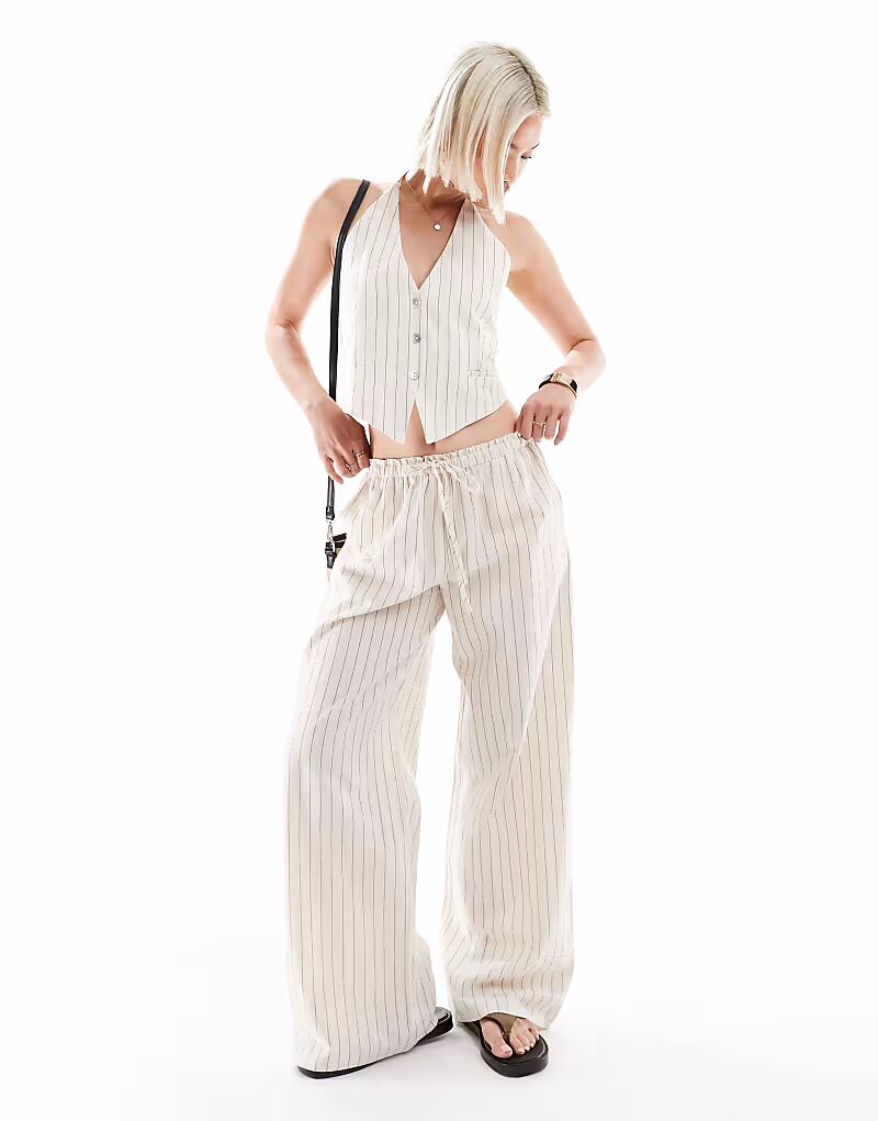 Комбинируемые брюки в деревенском стиле цвета кремовый Pull&Bear
Комбинируемые брюки в деревенском стиле цвета кремовый Pull&Bear