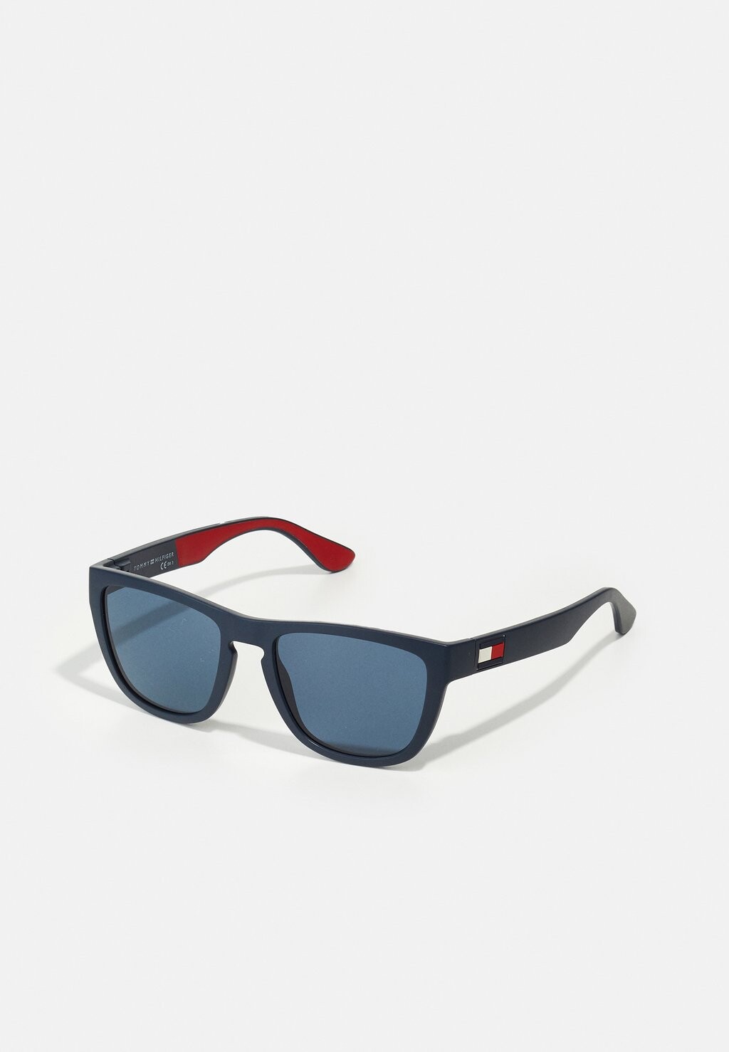 Солнцезащитные очки Tommy Hilfiger
Солнцезащитные очки Tommy Hilfiger