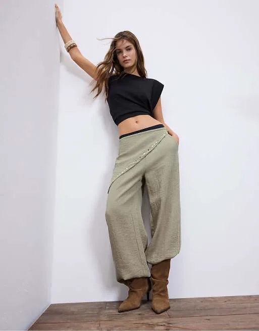 Брюки с струящимся шарфом Stradivarius
Брюки с струящимся шарфом Stradivarius