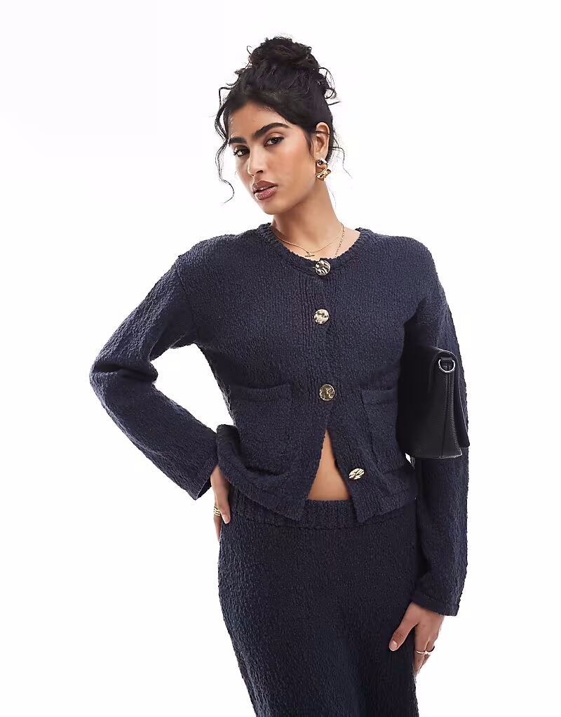 4th & Reckless фактурный трикотажный кардиган с карманами на золотистых пуговицах в темно-синем цвете
4th & Reckless фактурный трикотажный кардиган с карманами на золотистых пуговицах в темно-синем цвете