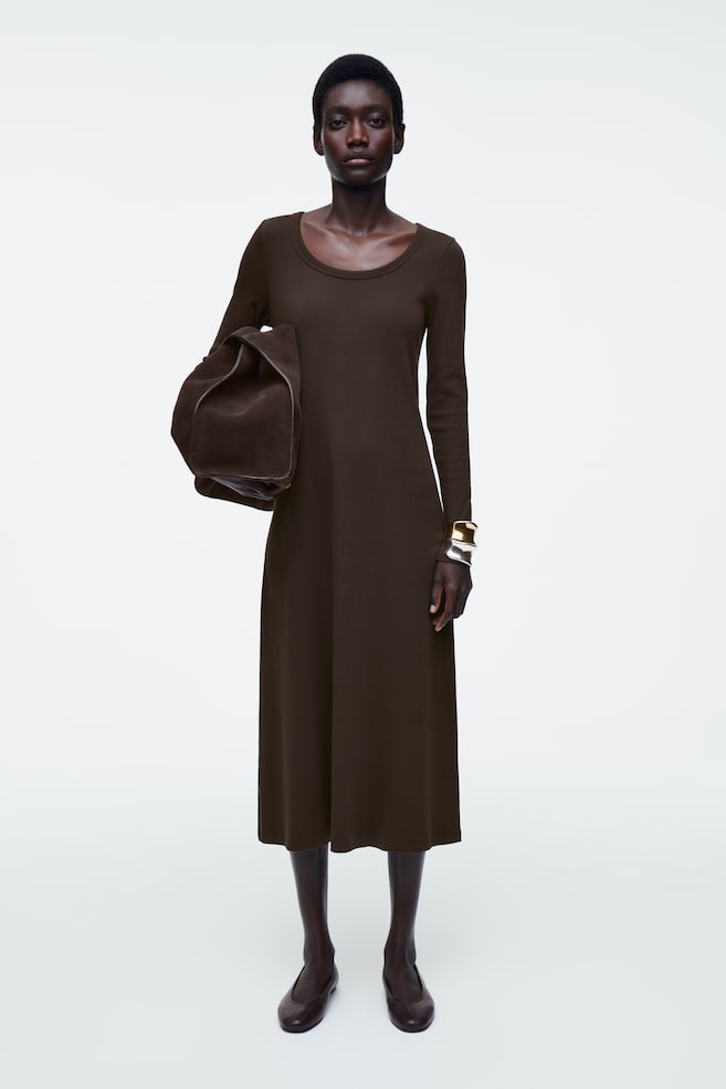 Платье миди из тонкого ребристого джерси Cos, коричневый
Платье миди из тонкого ребристого джерси Cos, коричневый