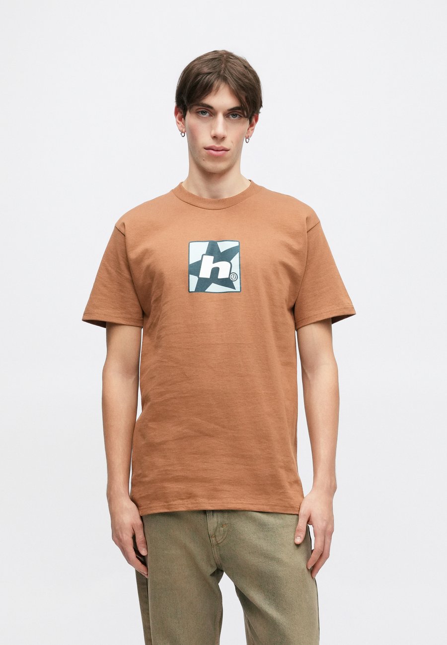 Футболка HUF STAR MULTI TEE UNISEX, Sierra/Ochre
Футболка HUF STAR MULTI TEE UNISEX, Sierra/Ochre