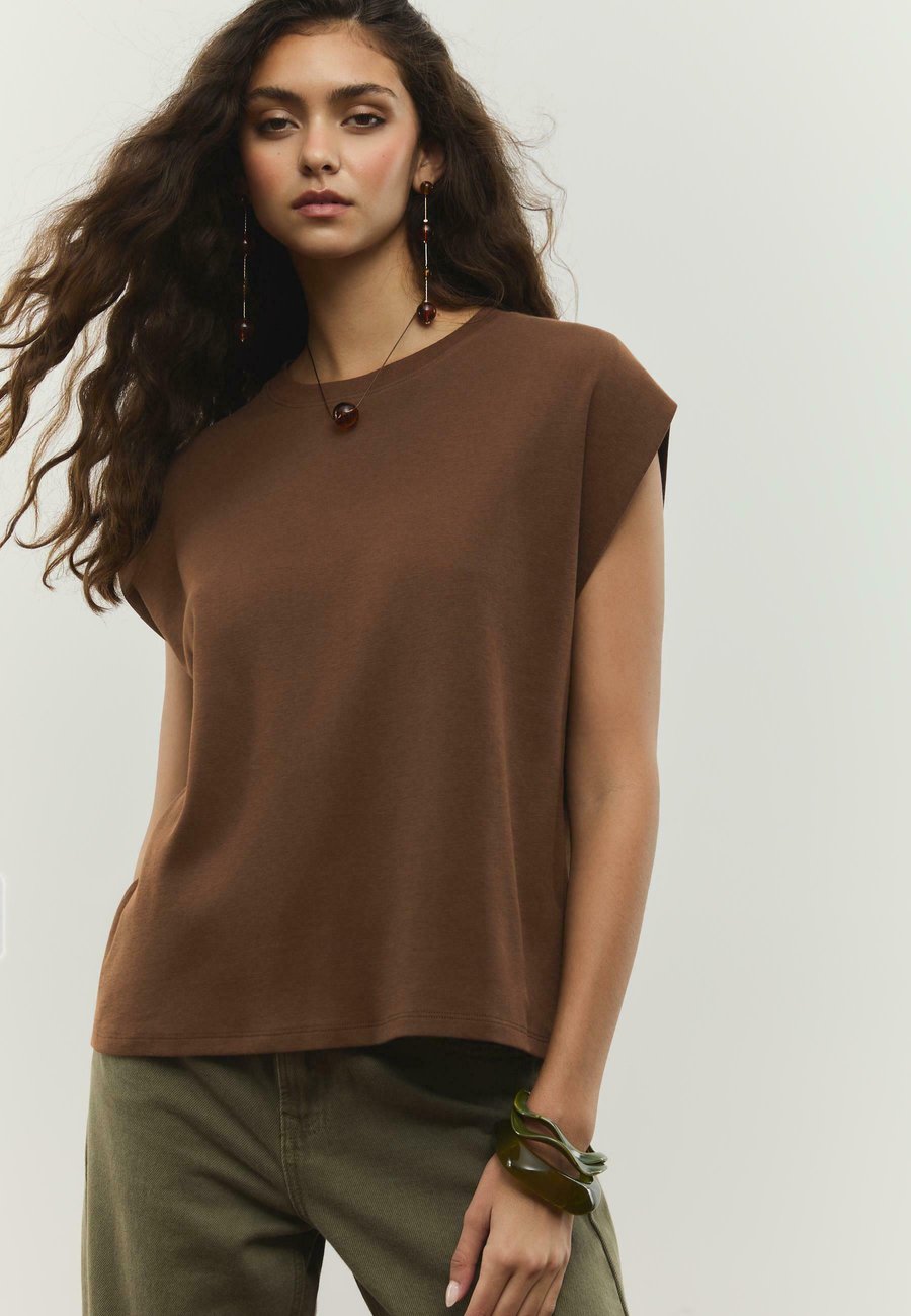 Футболка Stradivarius Basic T-shirt, Dark Brown, Коричневый, Футболка Stradivarius Basic T-shirt, Dark Brown
Футболка Stradivarius Basic T-shirt, Dark Brown, Коричневый, Футболка Stradivarius Basic T-shirt, Dark Brown