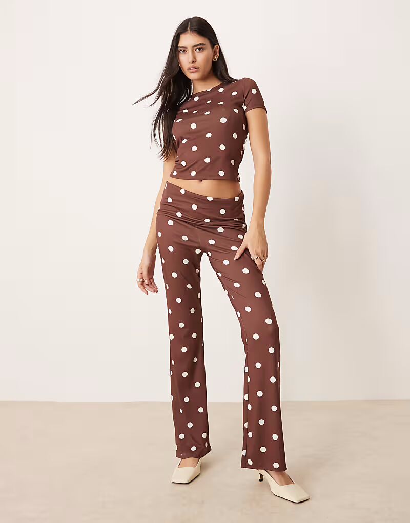 Расклешенные брюки в коричневый горошек Asos Design
Расклешенные брюки в коричневый горошек Asos Design