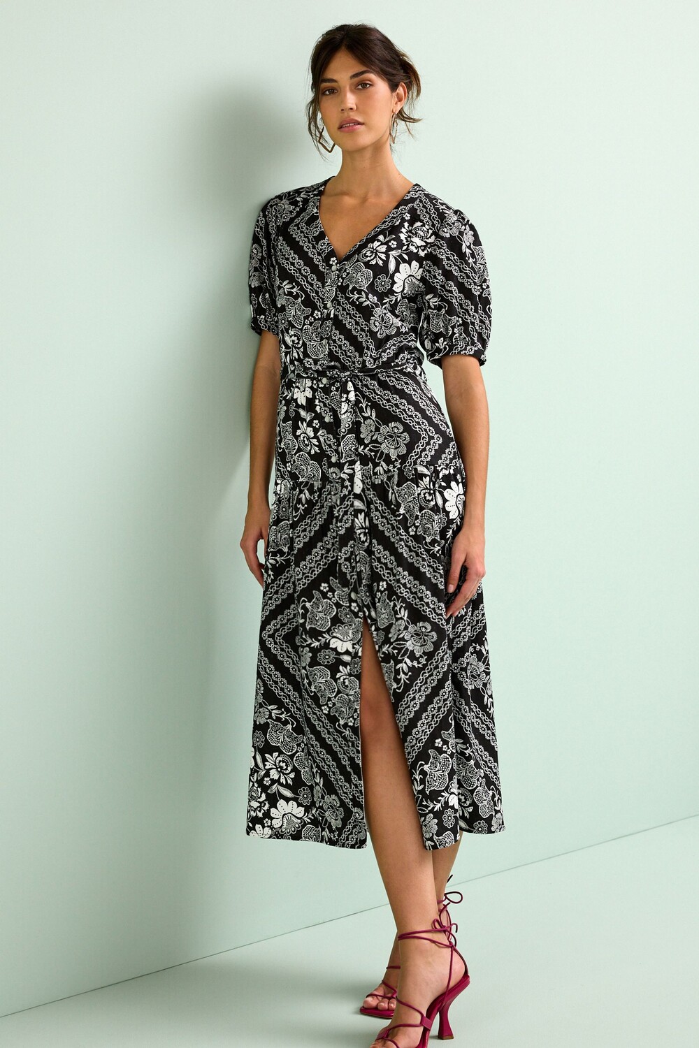 Платье миди из льняной смеси застегивающееся на пуговицы Next, черный
Платье миди из льняной смеси застегивающееся на пуговицы Next, черный