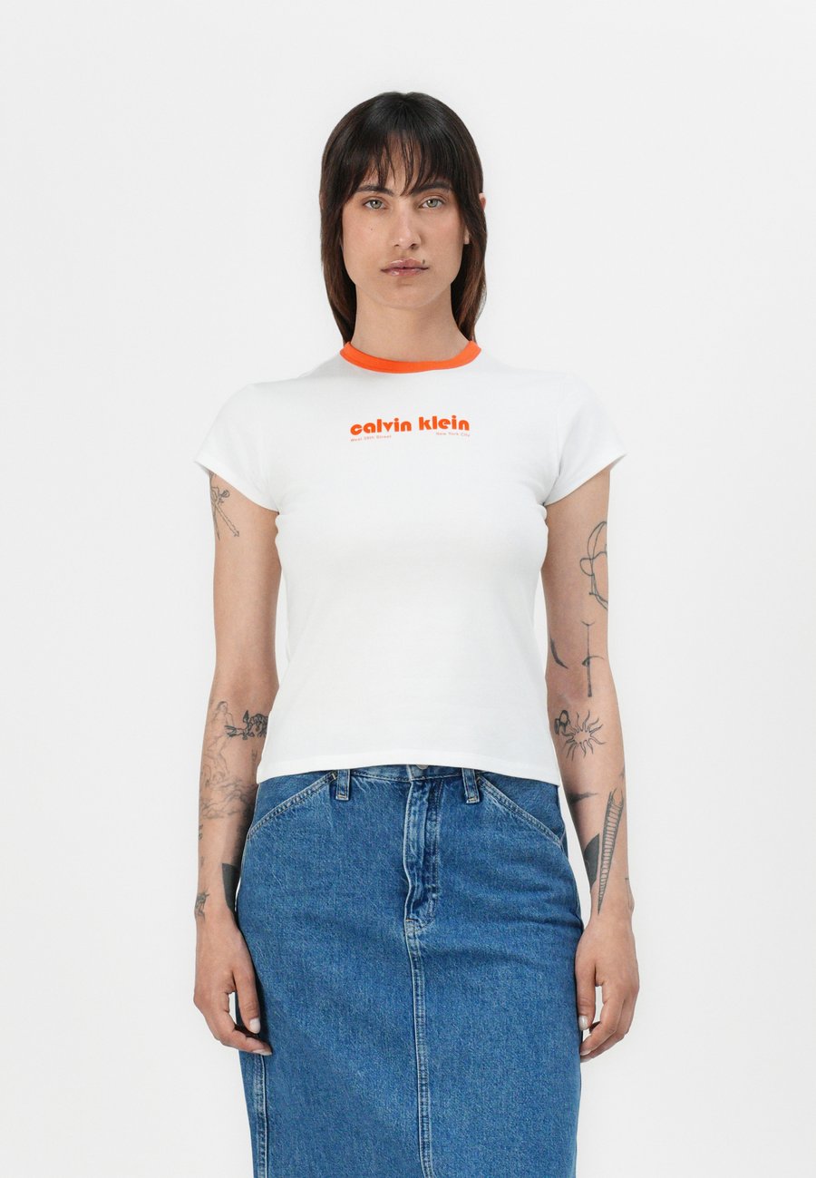 Футболка Calvin Klein Jeans RETRO LOGO GRAPHIC TEE, Brilliant White/White, Белый, Футболка Calvin Klein Jeans RETRO LOGO GRAPHIC TEE, Brilliant White/White
Футболка Calvin Klein Jeans RETRO LOGO GRAPHIC TEE, Brilliant White/White, Белый, Футболка Calvin Klein Jeans RETRO LOGO GRAPHIC TEE, Brilliant White/White