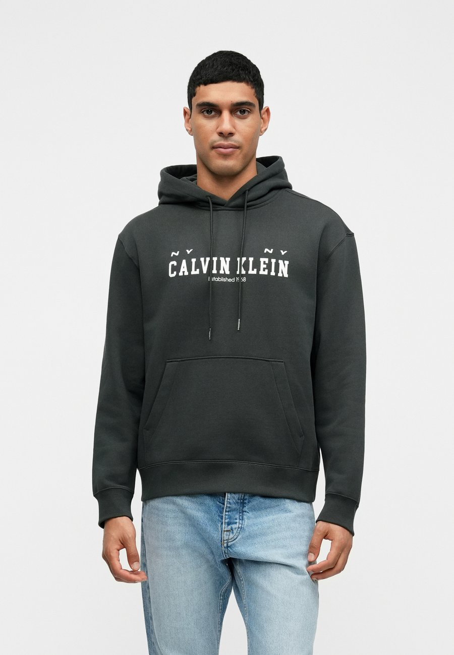 Толстовка Calvin Klein Jeans COLLEGIATE HOODIE, Pirate Black/Black, Черный, Толстовка Calvin Klein Jeans COLLEGIATE HOODIE, Pirate Black/Black
Толстовка Calvin Klein Jeans COLLEGIATE HOODIE, Pirate Black/Black, Черный, Толстовка Calvin Klein Jeans COLLEGIATE HOODIE, Pirate Black/Black