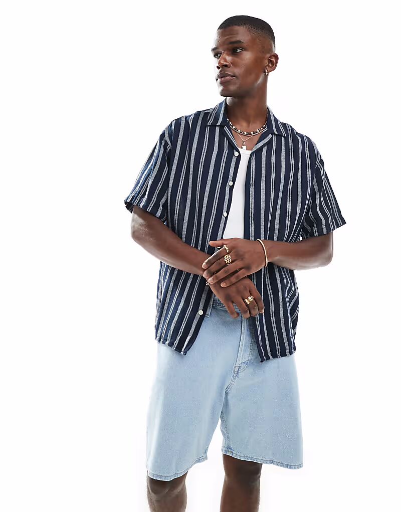 Рубашка Jack & Jones Revere с короткими рукавами и текстурированными полосками в темно-синем цвете
Рубашка Jack & Jones Revere с короткими рукавами и текстурированными полосками в темно-синем цвете