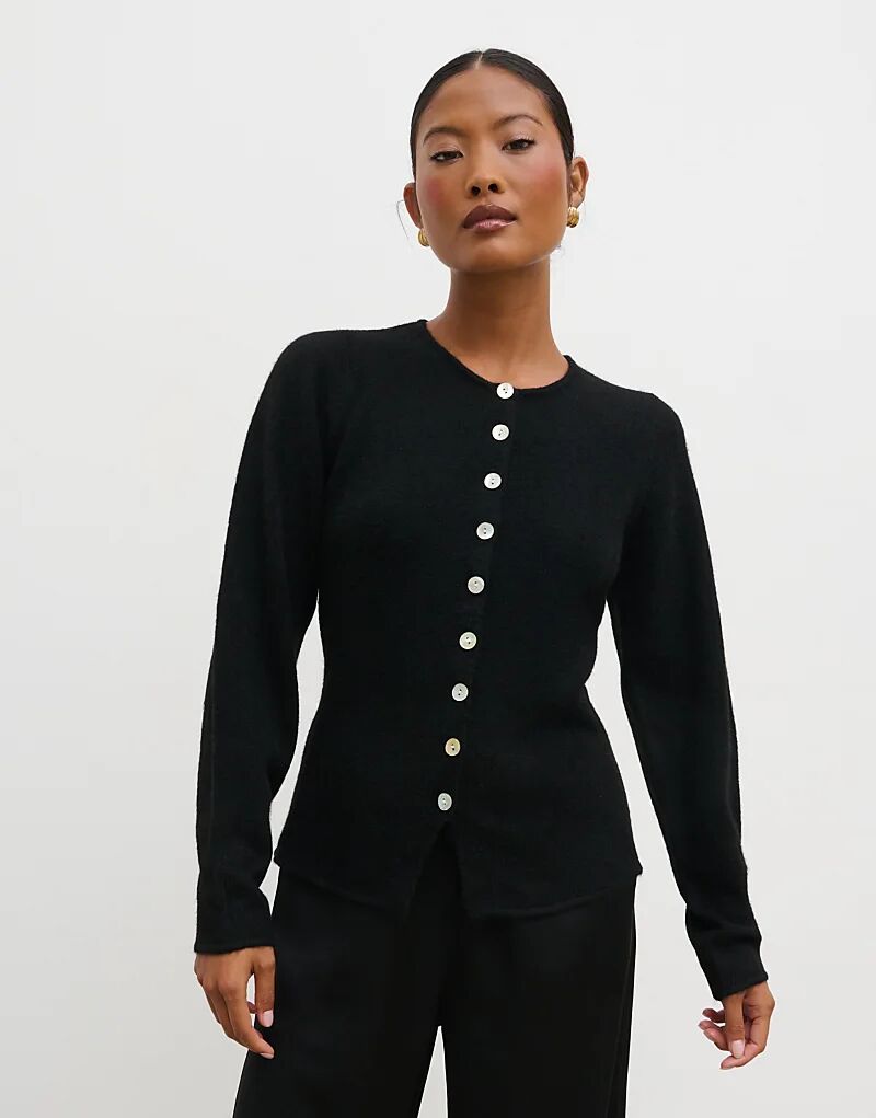 Приталенный трикотажный топ Pretty Lavish черного цвета
Приталенный трикотажный топ Pretty Lavish черного цвета