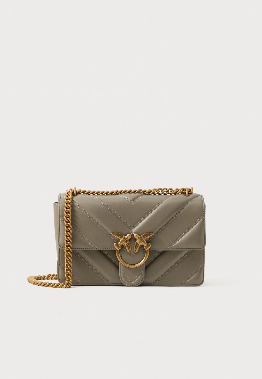 Сумка кросс-боди Pinko LOVE ONE CLASSIC, Noce/Antique Gold-Coloured/Taupe
Сумка кросс-боди Pinko LOVE ONE CLASSIC, Noce/Antique Gold-Coloured/Taupe