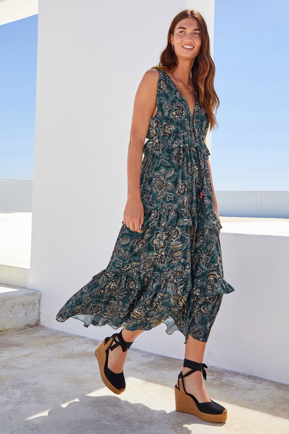 Летнее платье миди с глубоким вырезом и рюшами Next, синий
Летнее платье миди с глубоким вырезом и рюшами Next, синий