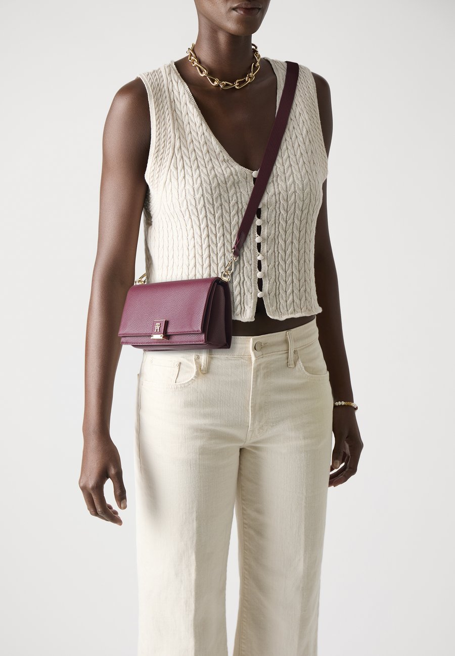 Сумка кросс-боди Tommy Hilfiger HER MINI CROSSOVER, Deep Rouge/Bordeaux
Сумка кросс-боди Tommy Hilfiger HER MINI CROSSOVER, Deep Rouge/Bordeaux