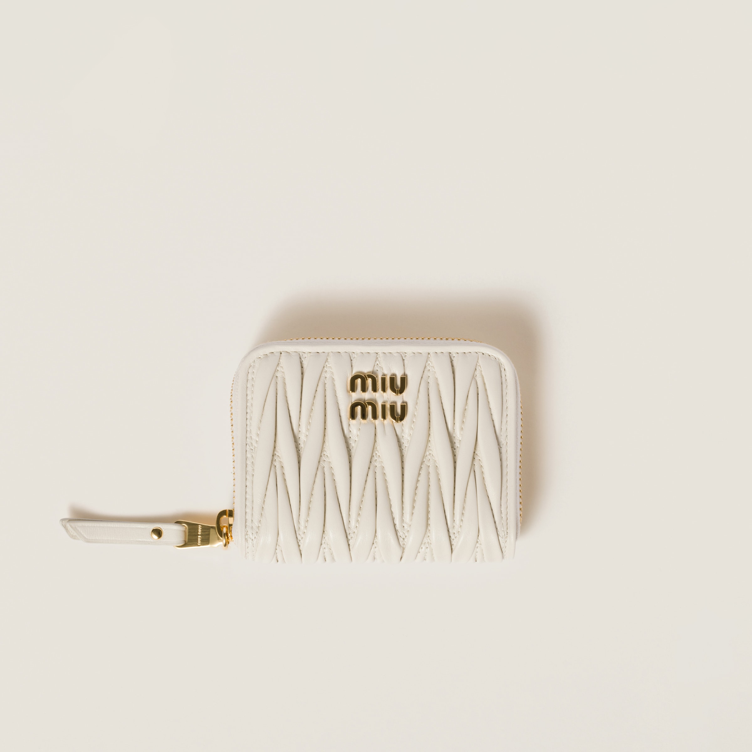 Монетница из наппа с мателассé MIU MIU, белый
Монетница из наппа с мателассé MIU MIU, белый