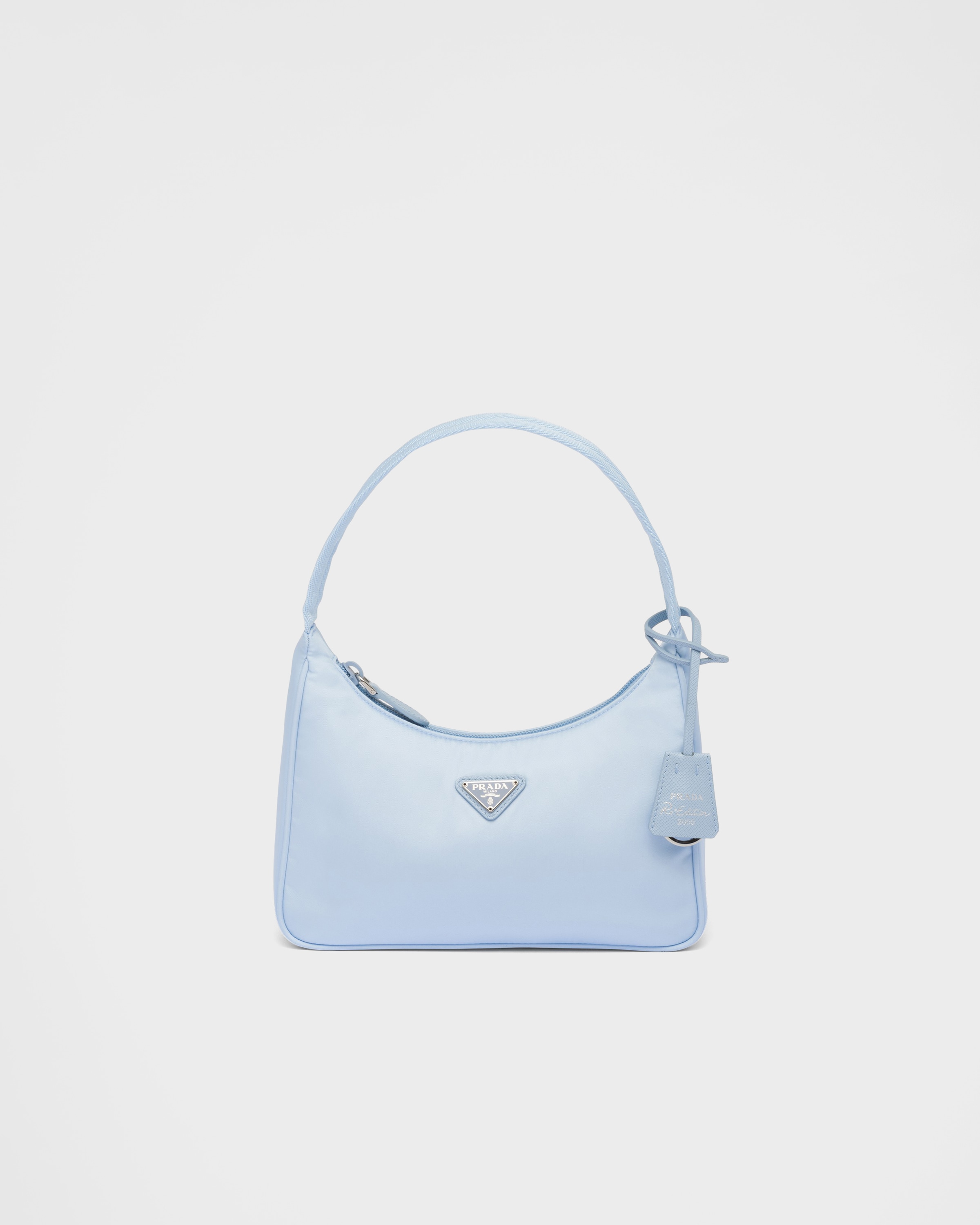 Мини-сумка Prada Re-Edition 2000 из переработанного нейлона, голубой
Мини-сумка Prada Re-Edition 2000 из переработанного нейлона, голубой