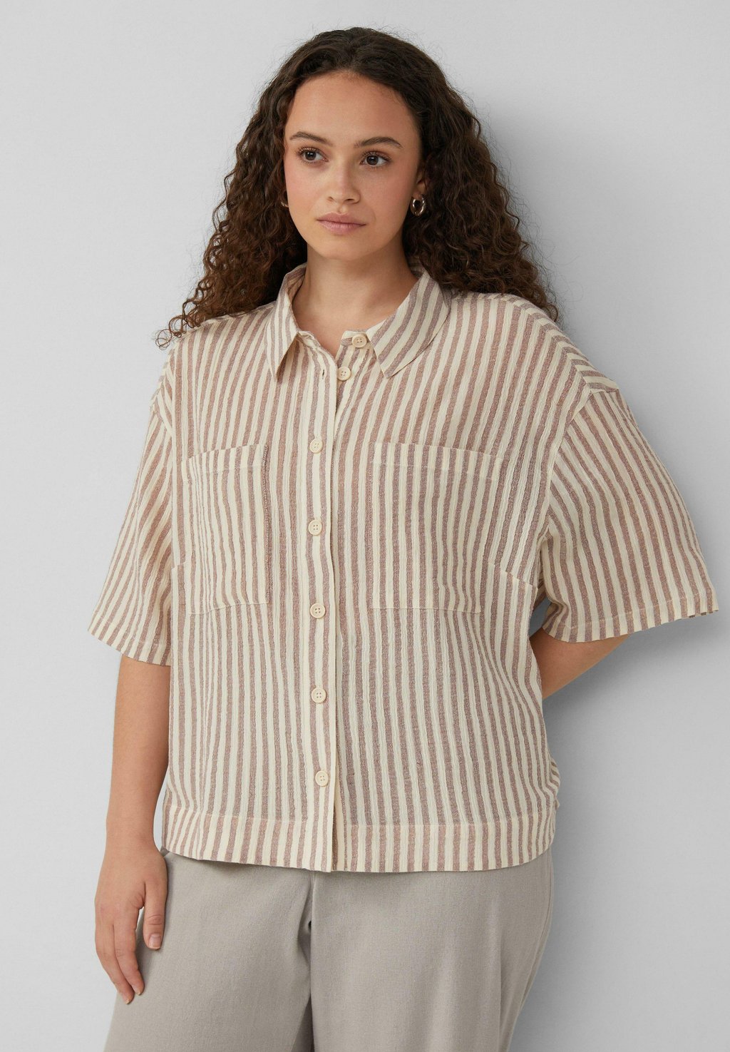 Блузка на пуговицах QS, бежевый
Блузка на пуговицах QS, бежевый