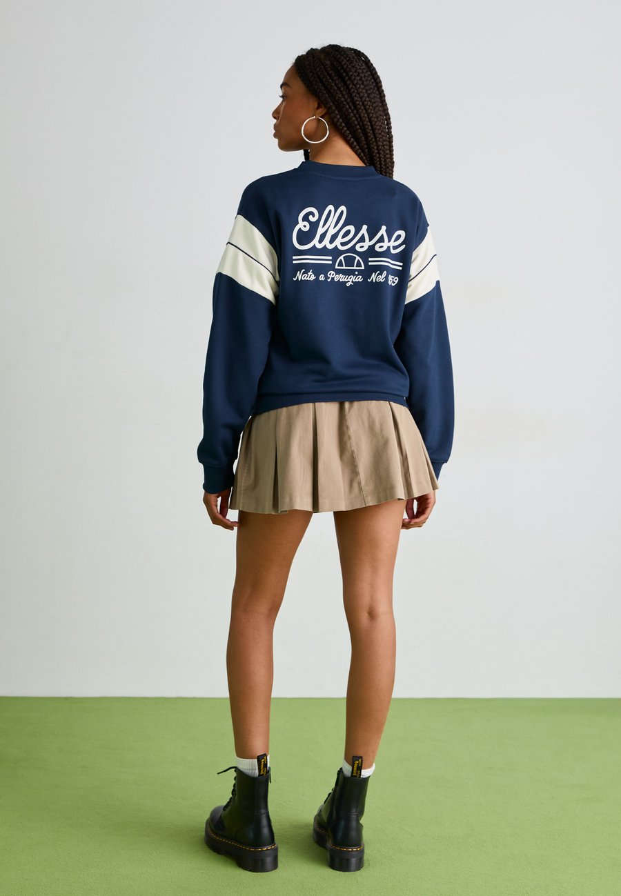 Толстовка Ellesse CALGARY, Navy/Dark Blue
Толстовка Ellesse CALGARY, Navy/Dark Blue