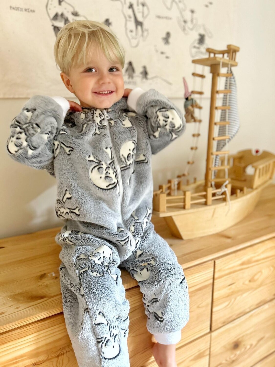 Супермягкий комбинезон с черепом, светящийся в темноте Fox In A Box, серый
Супермягкий комбинезон с черепом, светящийся в темноте Fox In A Box, серый