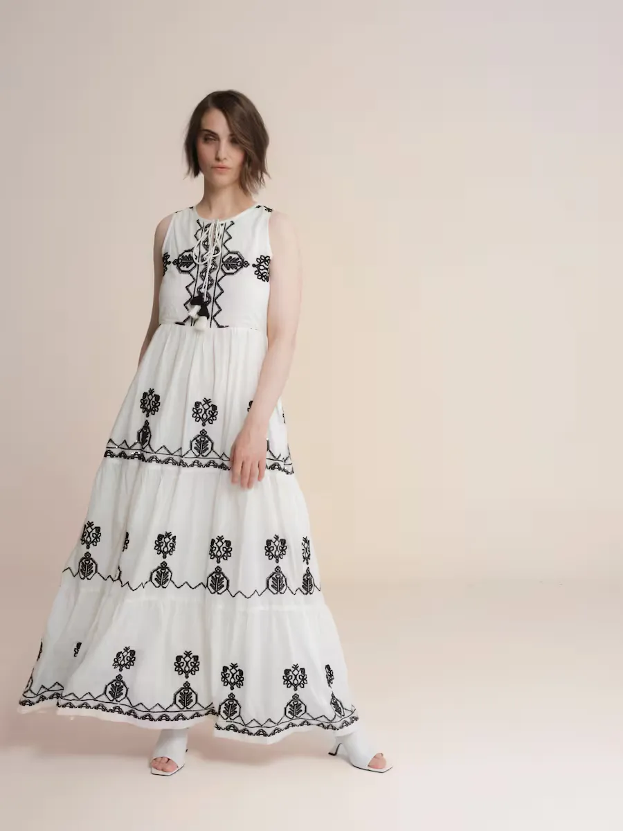 Длинное платье с круглым вырезом на шнуровке и кисточками Niza, белый
Длинное платье с круглым вырезом на шнуровке и кисточками Niza, белый