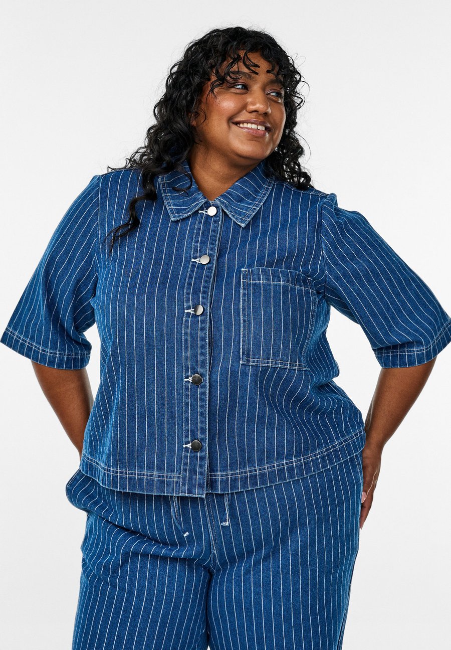 Блуза Zizzi GESTREIFTE , Blue Denim Stripe/Blue Denim
Блуза Zizzi GESTREIFTE , Blue Denim Stripe/Blue Denim