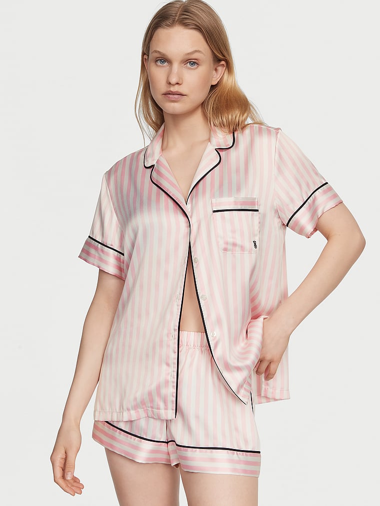 Короткий пижамный комплект из глянцевого атласа Victoria'S Secret, signature satin pink iconic stripes
Короткий пижамный комплект из глянцевого атласа Victoria'S Secret, signature satin pink iconic stripes