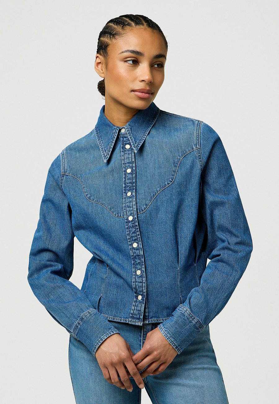 Блуза Wrangler FEMME PEPLUM , Light Hand/Blue Denim
Блуза Wrangler FEMME PEPLUM , Light Hand/Blue Denim