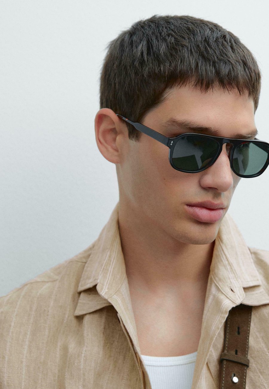 Солнцезащитные очки Massimo Dutti AVIATOR , Dark Brown
Солнцезащитные очки Massimo Dutti AVIATOR , Dark Brown