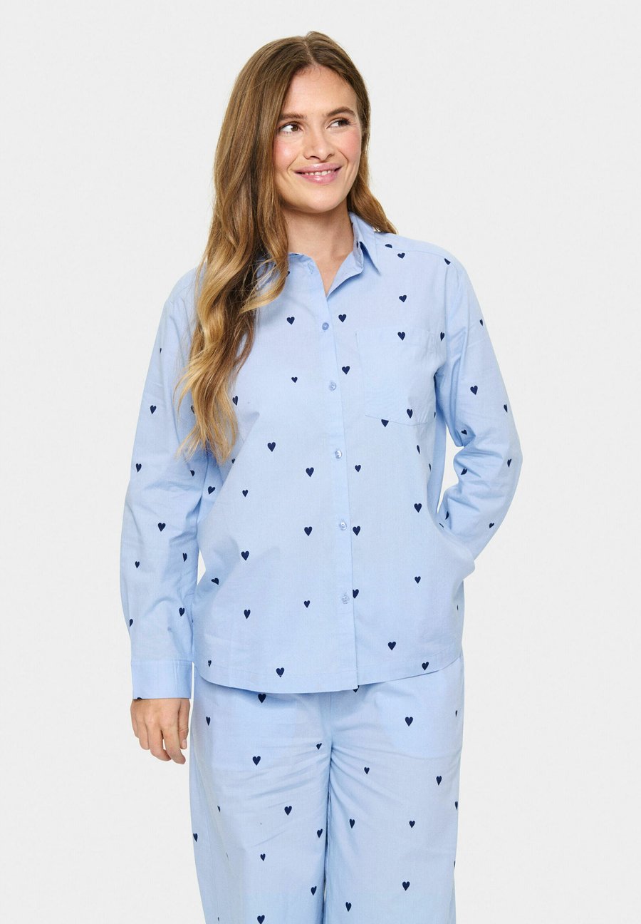 Блуза Saint Tropez JALINE, Serenity Nightsky Harts/Blue
Блуза Saint Tropez JALINE, Serenity Nightsky Harts/Blue