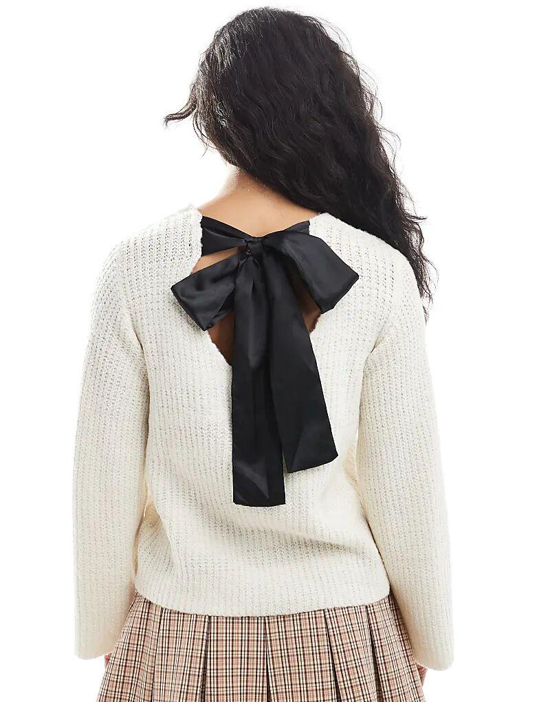 Свободный джемпер Wednesday's Girl кремового цвета с бантом
Свободный джемпер Wednesday's Girl кремового цвета с бантом