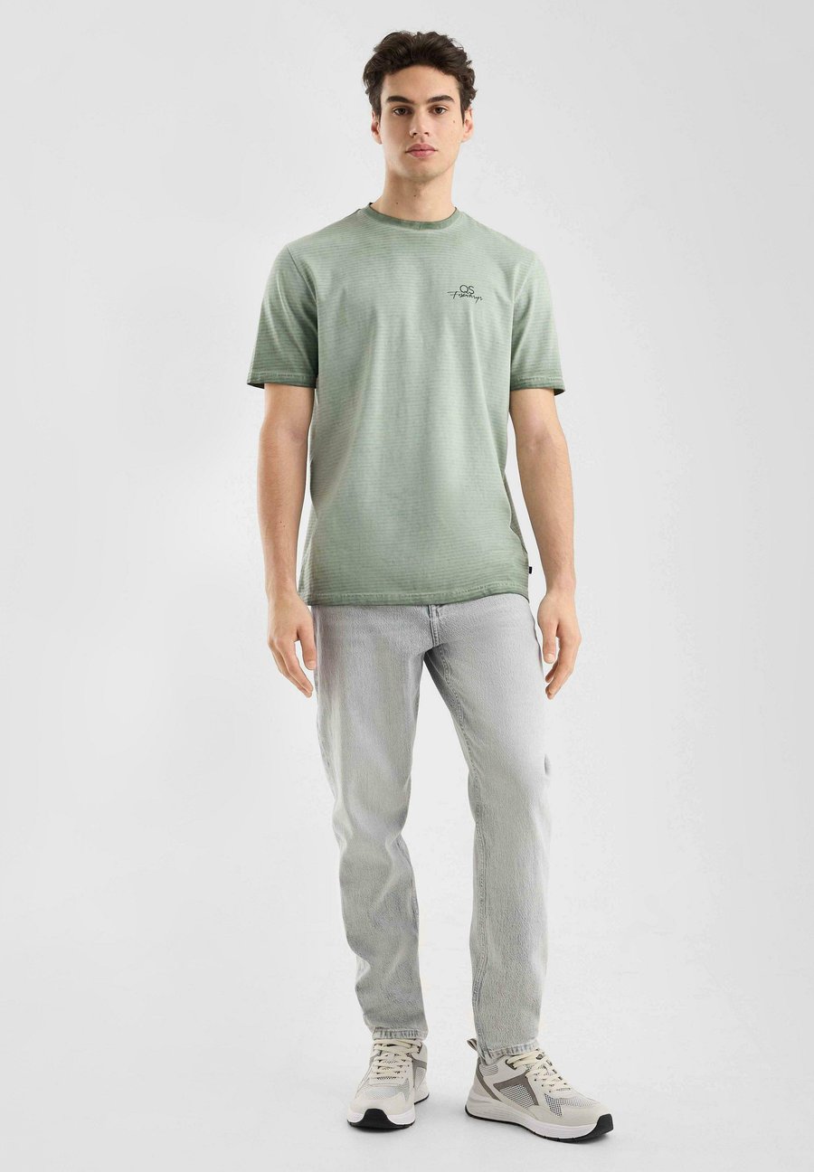 Футболка QS GEWASCHENES RINGEL MIT RUNDHALSAUSSCHNITT, Olivgrün/Khaki, Хаки, Футболка QS GEWASCHENES RINGEL MIT RUNDHALSAUSSCHNITT, Olivgrün/Khaki
Футболка QS GEWASCHENES RINGEL MIT RUNDHALSAUSSCHNITT, Olivgrün/Khaki, Хаки, Футболка QS GEWASCHENES RINGEL MIT RUNDHALSAUSSCHNITT, Olivgrün/Khaki