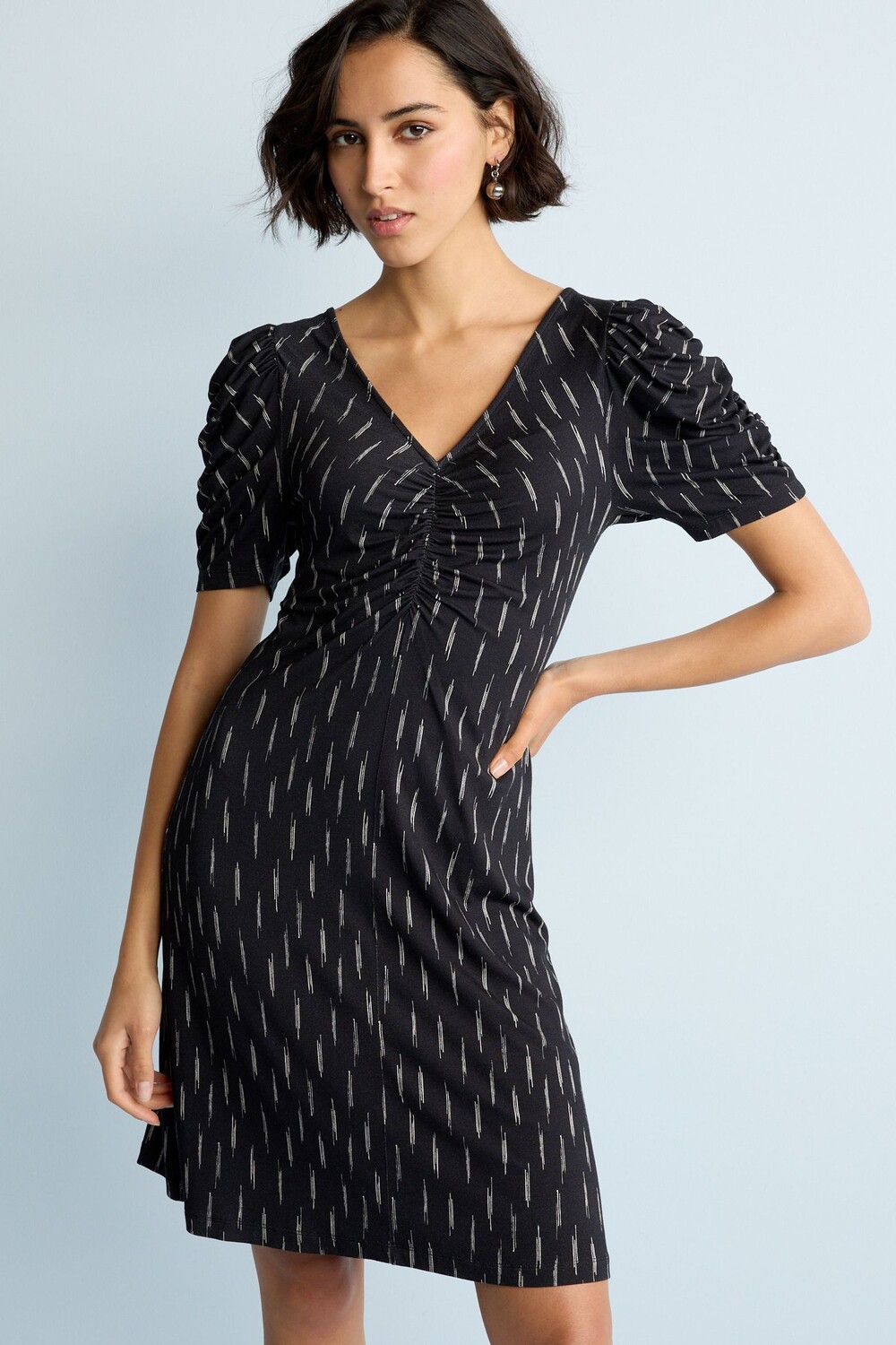 Платье миди со сборками короткими рукавами и V-образным вырезом Next, белый
Платье миди со сборками короткими рукавами и V-образным вырезом Next, белый