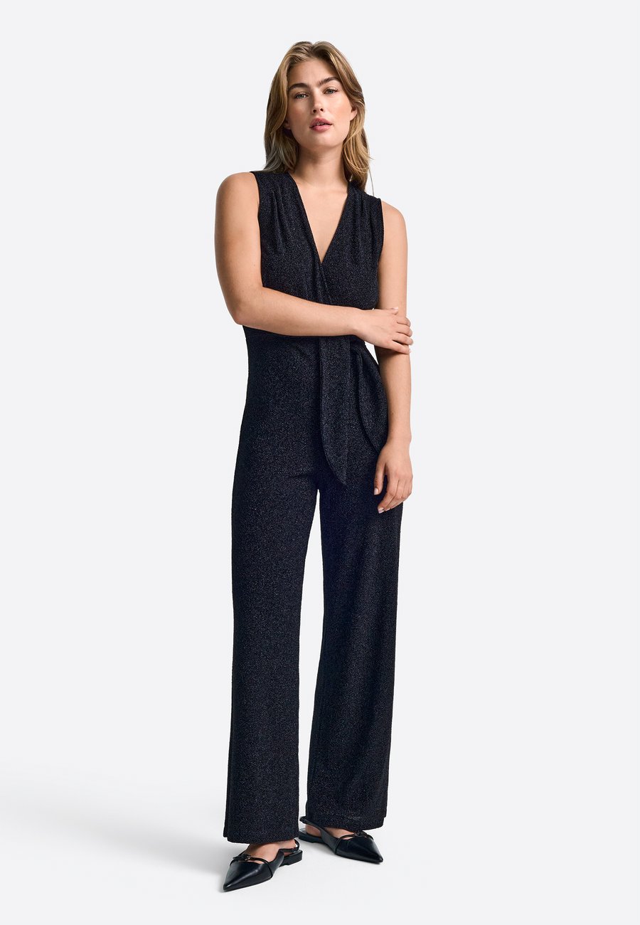 Комбинезон Rich & Royal Jumpsuit, Black
Комбинезон Rich & Royal Jumpsuit, Black