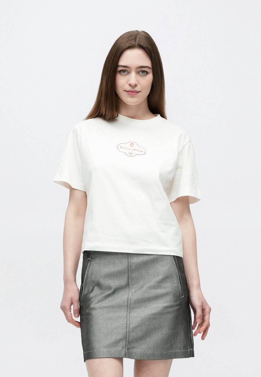 Футболка Calvin Klein Jeans BOXY TEE COCTAIL LOGO TEE, White Greige/Off-White, Белый, Футболка Calvin Klein Jeans BOXY TEE COCTAIL LOGO TEE, White Greige/Off-White
Футболка Calvin Klein Jeans BOXY TEE COCTAIL LOGO TEE, White Greige/Off-White, Белый, Футболка Calvin Klein Jeans BOXY TEE COCTAIL LOGO TEE, White Greige/Off-White