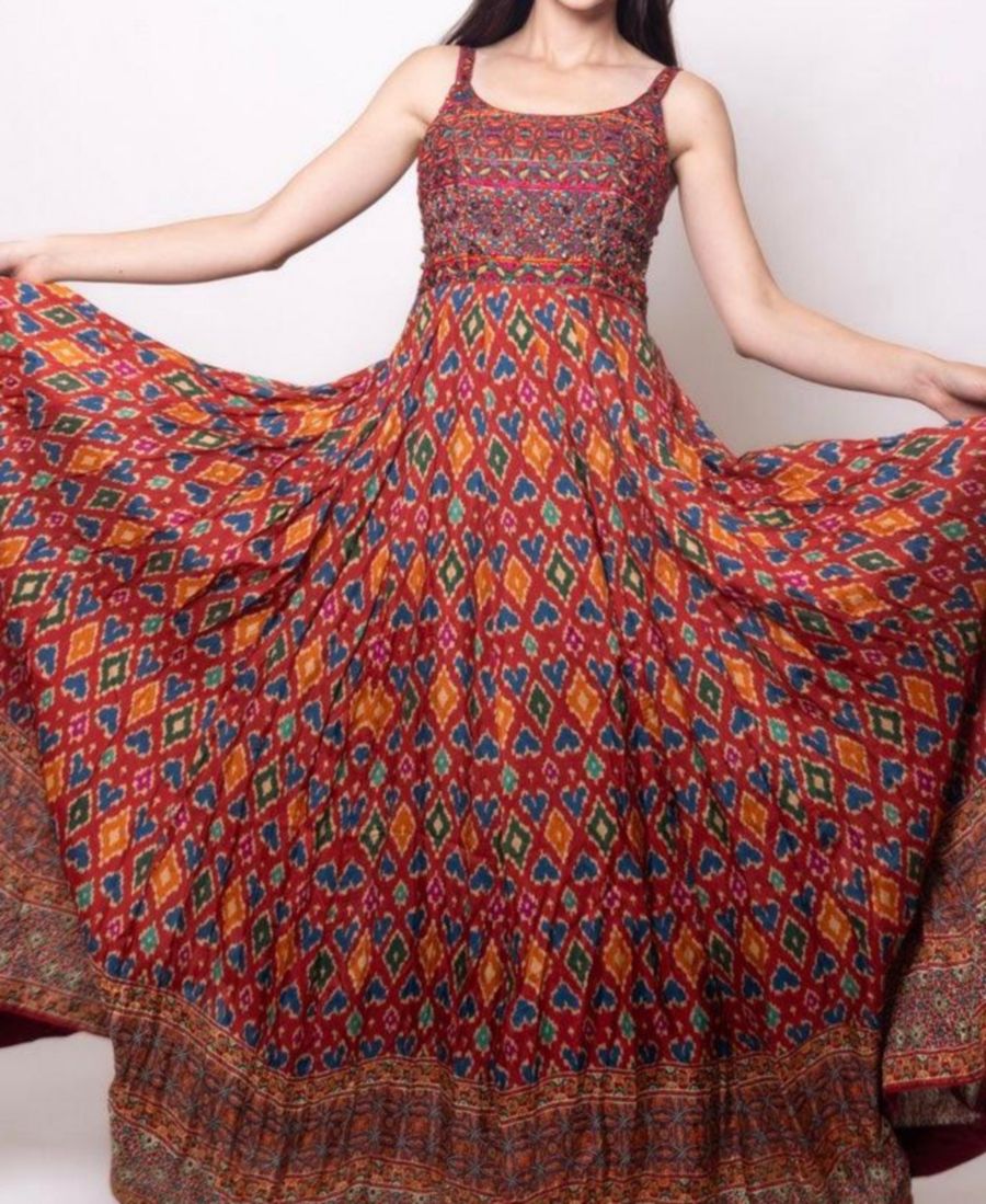 Женское красное платье с принтом Патола и вышивкой на лифчике RAAS, Red
Женское красное платье с принтом Патола и вышивкой на лифчике RAAS, Red