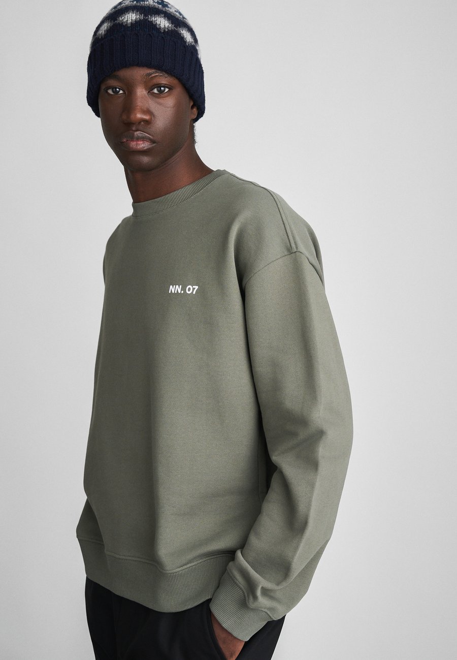 Толстовка NN.07 DAGON CREW , Capers/Olive
Толстовка NN.07 DAGON CREW , Capers/Olive