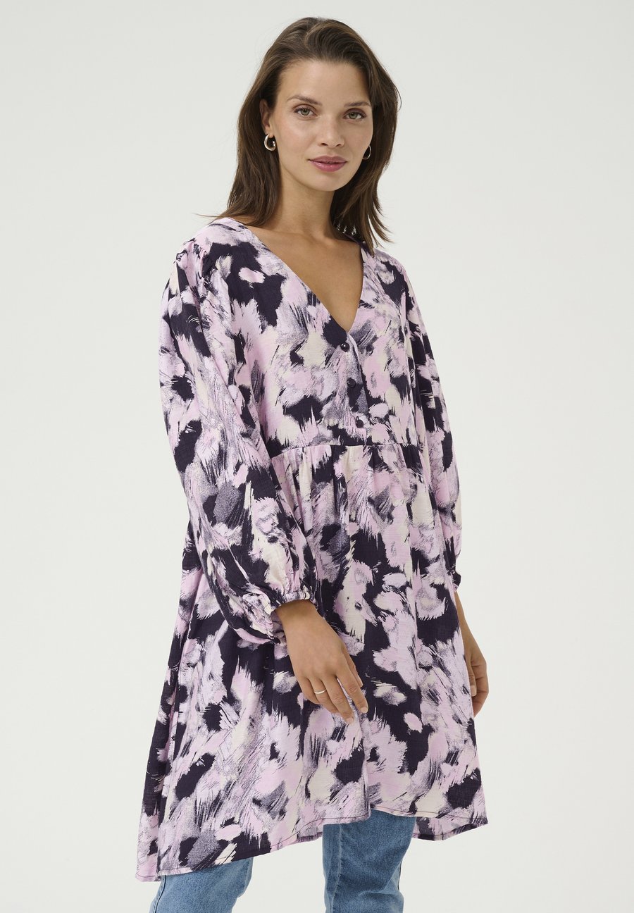 Платье Kaffe KAFFE , Black Pink Graphic Strokes/Light Pink
Платье Kaffe KAFFE , Black Pink Graphic Strokes/Light Pink