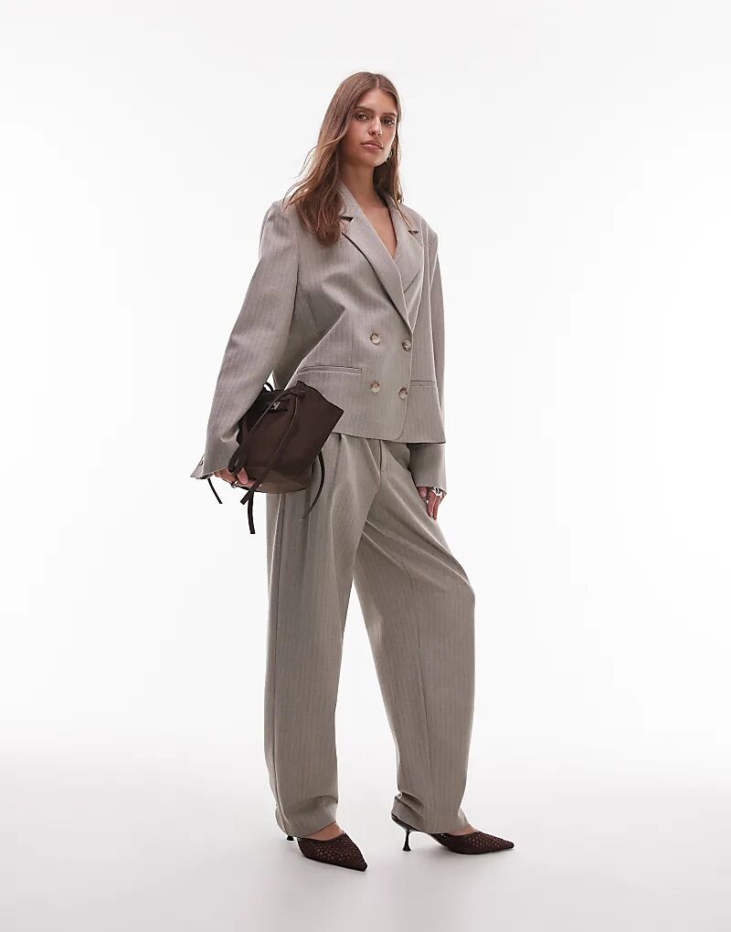 Брюки ASOS DESIGN классического кроя с поясом, зауженные книзу, коричневого цвета, с узором «ёлочка»
Брюки ASOS DESIGN классического кроя с поясом, зауженные книзу, коричневого цвета, с узором «ёлочка»