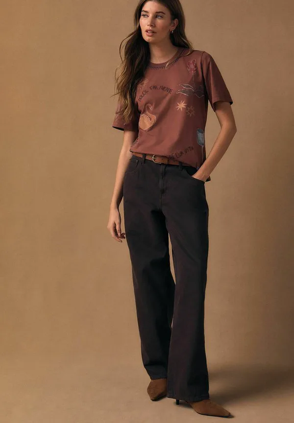 Футболка стандартного кроя с вышитым графическим принтом и короткими рукавами. Next, Brown, Коричневый, Футболка стандартного кроя с вышитым графическим принтом и короткими рукавами. Next, Brown
Футболка стандартного кроя с вышитым графическим принтом и короткими рукавами. Next, Brown, Коричневый, Футболка стандартного кроя с вышитым графическим принтом и короткими рукавами. Next, Brown