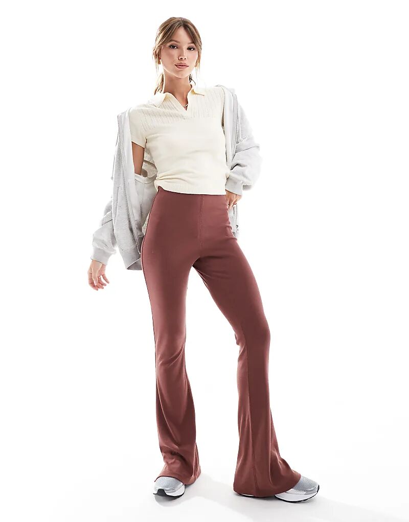 Трендовые леггинсы клеш красного цвета Nike
Трендовые леггинсы клеш красного цвета Nike