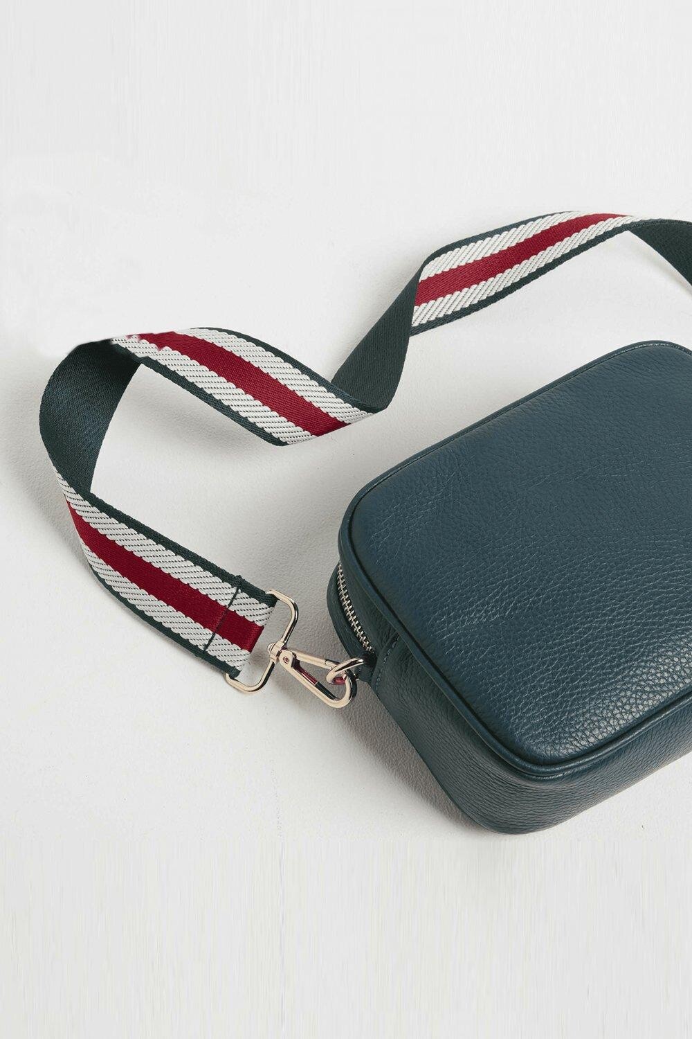 Сумка через плечо 'Verona' с кисточками и полосатым ремешком Betsy & Floss, зеленый
Сумка через плечо 'Verona' с кисточками и полосатым ремешком Betsy & Floss, зеленый