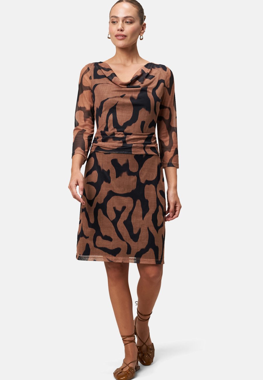 Платье zero MIT WASSERFALLAUSSCHNITT, Blackcamel/Brown
Платье zero MIT WASSERFALLAUSSCHNITT, Blackcamel/Brown