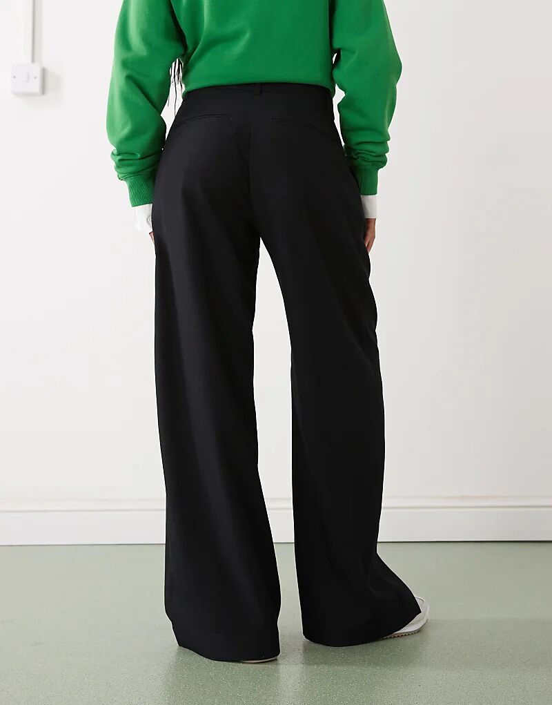 Брюки Weekday Dara с низкой талией и широкими штанинами со складками спереди, черного цвета
Брюки Weekday Dara с низкой талией и широкими штанинами со складками спереди, черного цвета