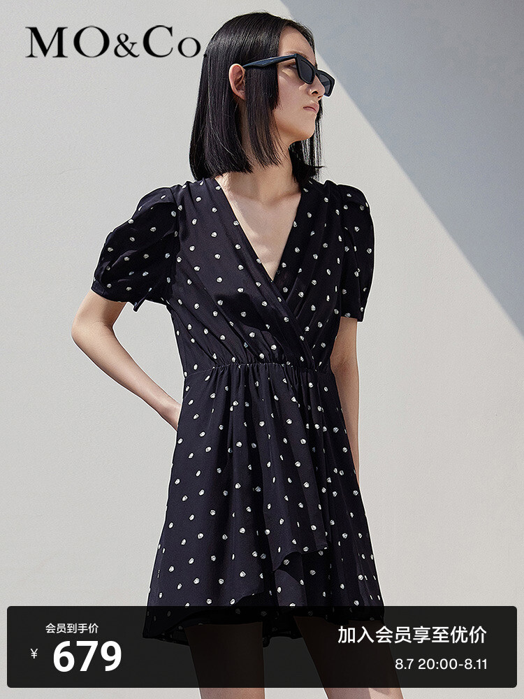 Шелковое платье Moco с пышными рукавами и v-образным вырезом, белый
Шелковое платье Moco с пышными рукавами и v-образным вырезом, белый