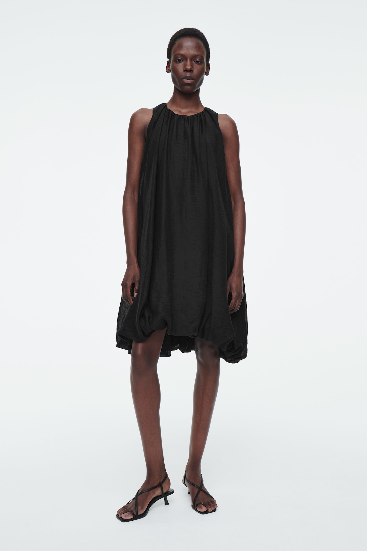 Мини-платье безделушки COS, черный
Мини-платье безделушки COS, черный