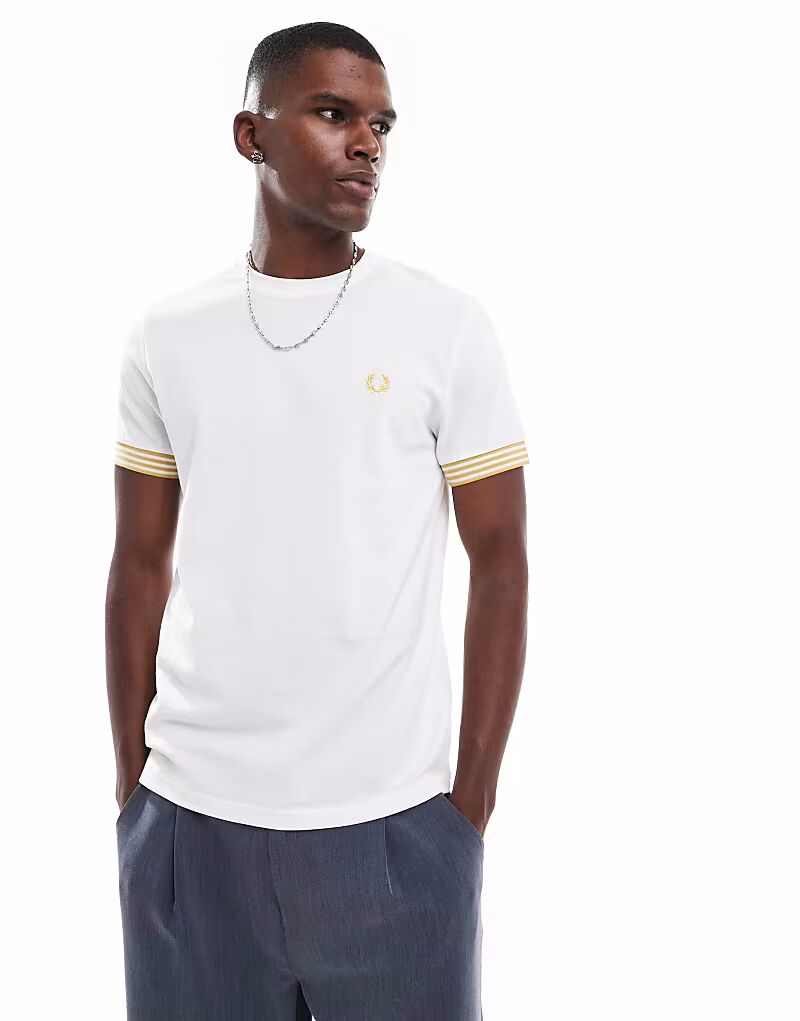 Футболка Fred Perry с полосками на манжетах белого цвета 
Футболка Fred Perry с полосками на манжетах белого цвета