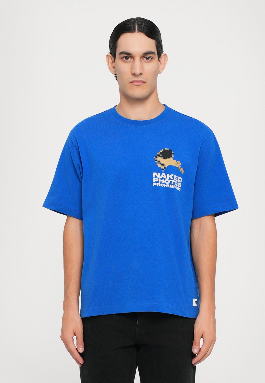 Футболка Dhruv Kapoor SIGNAGE HALF SLEEVES TEE, Blue, Синий, Футболка Dhruv Kapoor SIGNAGE HALF SLEEVES TEE, Blue
Футболка Dhruv Kapoor SIGNAGE HALF SLEEVES TEE, Blue, Синий, Футболка Dhruv Kapoor SIGNAGE HALF SLEEVES TEE, Blue