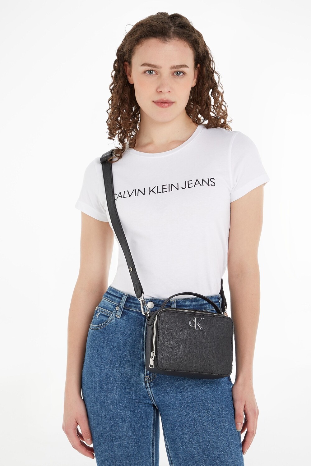 Минималистичная сумка для фотоаппарата с монограммой Calvin Klein, черный
Минималистичная сумка для фотоаппарата с монограммой Calvin Klein, черный